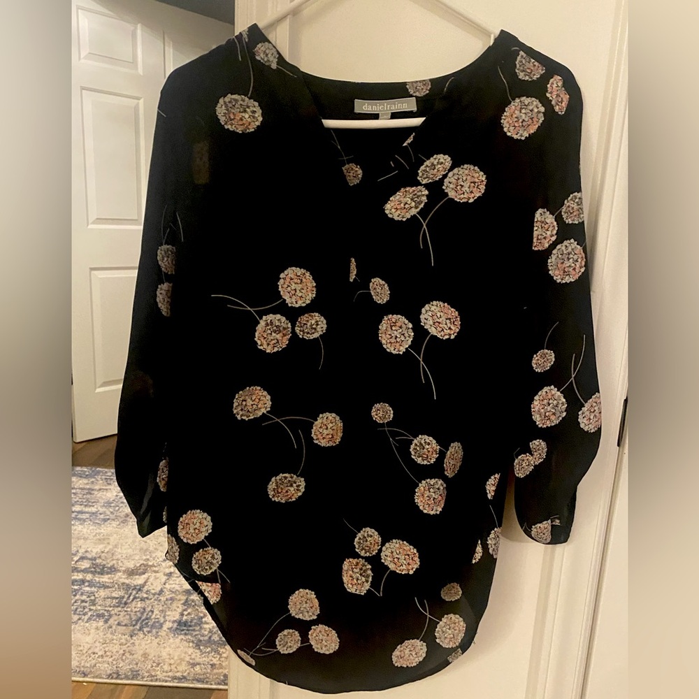 Blouse perfect for business casual. Looks great with jeans or slacks! EUC.